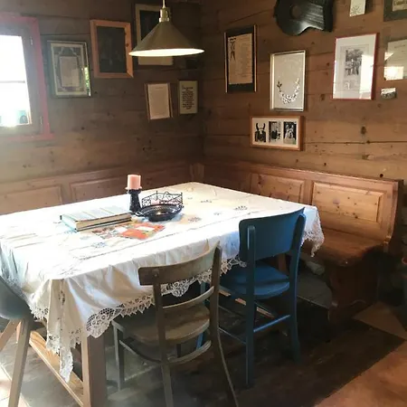 Getreidekasten Auf Einer Lamafarm Ferienhaus